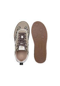 Beżowe i brązowe trampki z nadrukiem w panterę, wykonane z zamszu, z białymi akcentami i brązową gumową podeszwą z teksturowanym wzorem zapewniającym dobrą przyczepność.