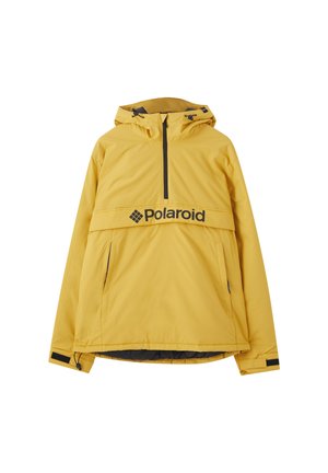 Gul hættejakke med forlynlås, sidelommer, justerbare manchetter og "Polaroid"-logo over brystet.