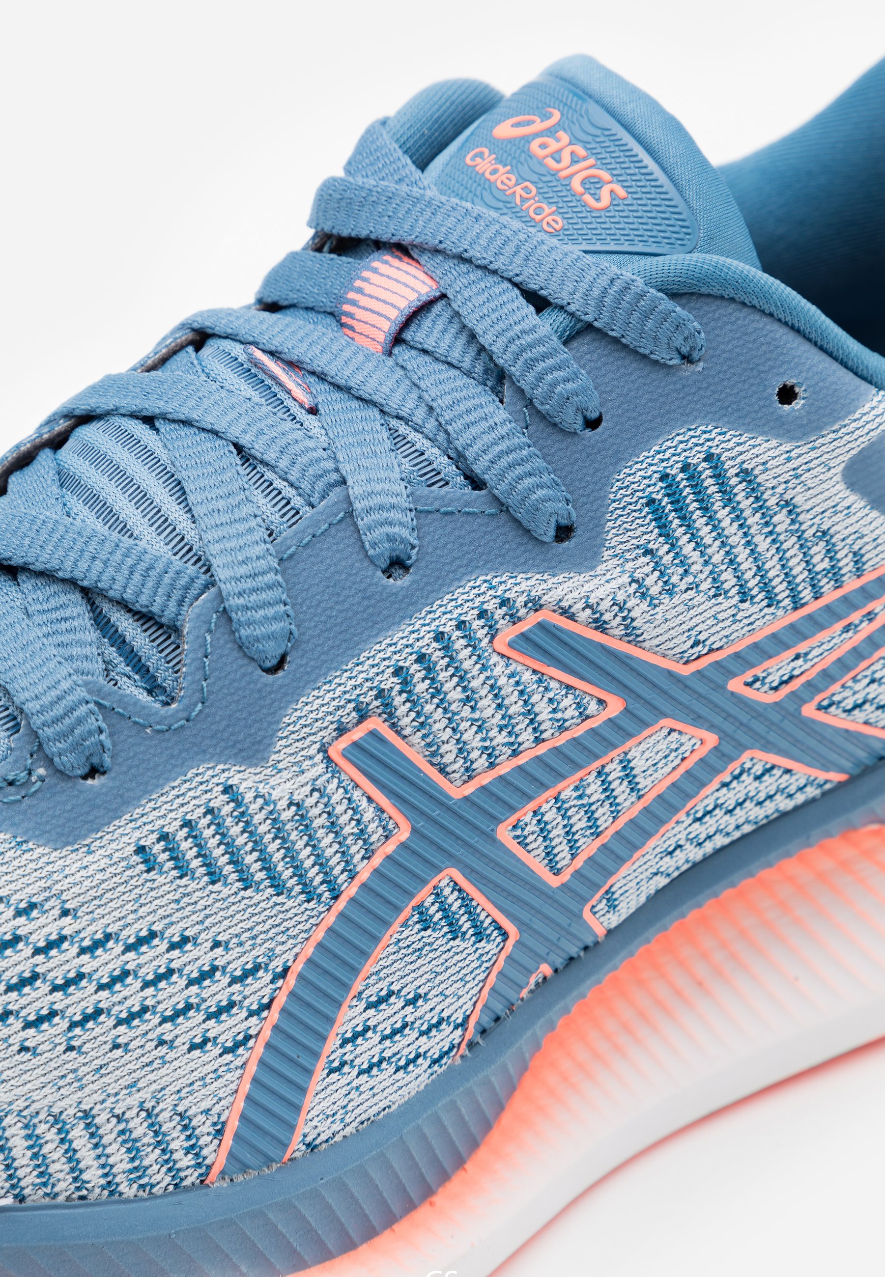asics bleu clair
