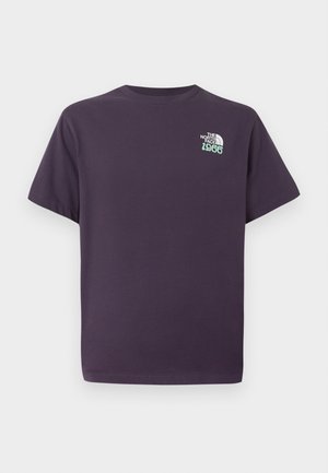 Mørkelilla T-shirt med korte ærmer og et lille hvidt og turkis "The North Face 1966" logo på venstre bryst.