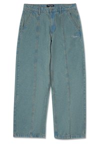 Lysblå, ikke-slidte denimbukser med lige ben, der har forlommer og en diskret broderet logo nær taljen.