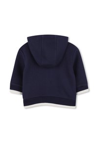 Felpa blu navy per bambini con maniche corte, polsini e orlo a coste, e rifiniture bianche, mostrata dal retro su uno sfondo bianco.