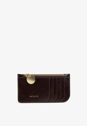 Porta carte in pelle marrone scuro con cinque fessure per carte, cerniera dorata e cursore rotondo in oro inciso con il logo "nat & nin".