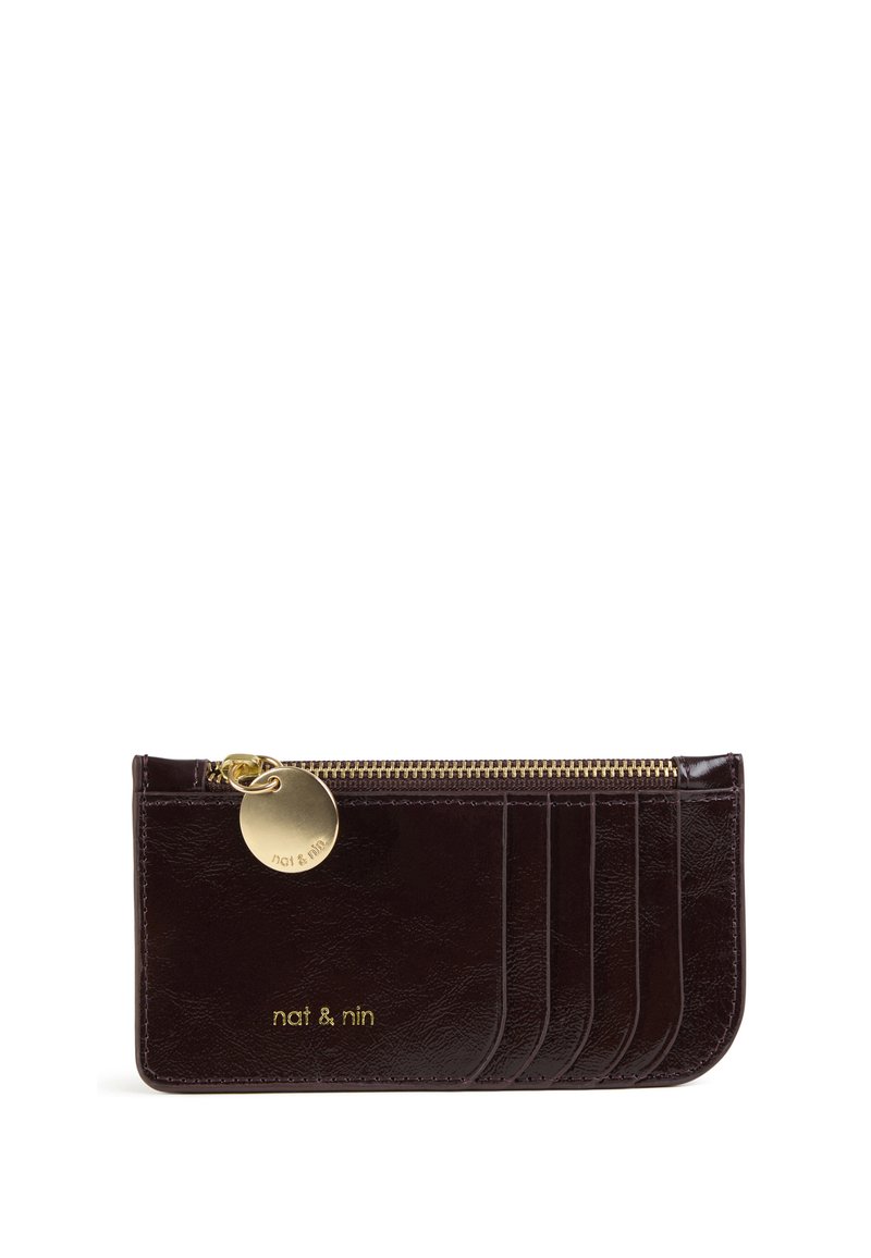 Porte-cartes en cuir brun foncé avec cinq emplacements pour cartes, fermeture éclair dorée et tirette de fermeture éclair ronde dorée gravée du logo "nat & nin".