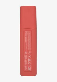 Conteneur en plastique rouge de forme rectangulaire. L'arrière présente du texte imprimé en blanc, des symboles et des informations de recyclage.