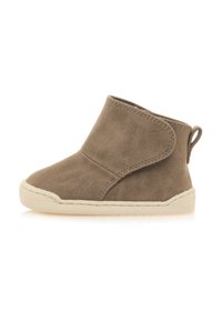 Stivale alla caviglia in suede marrone con suola in gomma bianca, punta arrotondata e manico posterior per una facile calzata. Presenta un risvolto laterale.