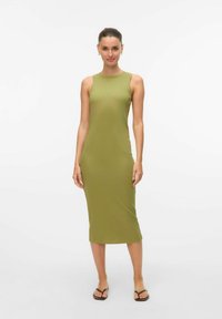 Vestido midi acampanado de canalé verde oliva con un diseño ajustado, sin mangas y de textura suave. Combinado con sandalias negras planas. Fondo liso.