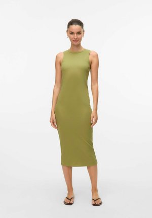 Vestido midi acampanado de canalé verde oliva con un diseño ajustado, sin mangas y de textura suave. Combinado con sandalias negras planas. Fondo liso.