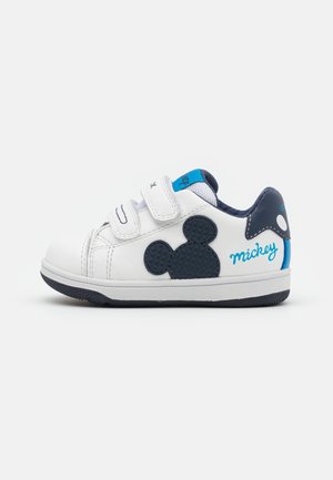Hvid børnesneaker med tekstureret Mickey Mouse-hoved i marineblå, blå "mickey" tekst og to velcrolukninger.