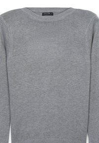 Grauer Rundhals-Pullover aus feinem Strickstoff, der eine glatte Textur und gerippte Bündchen zeigt. Etikett an der Halsöffnung sichtbar.