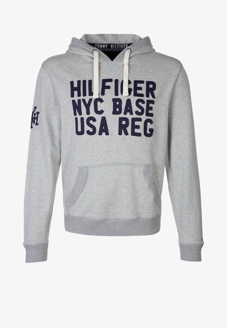 Svetle šedá mikina s kapucí, kloboukovou kapsou, stahovací šňůrkou a námořnickým textem "HILFIGER NYC BASE USA REG." Žebrované manžety a lem.