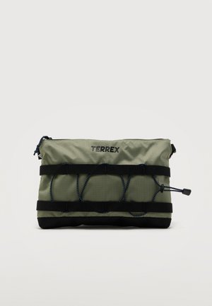 Olijfgroene, rechthoekige draagtas met zwarte banden en blauwe koorddetails, voorzien van het merk "TERREX", met een rits bovenaan.