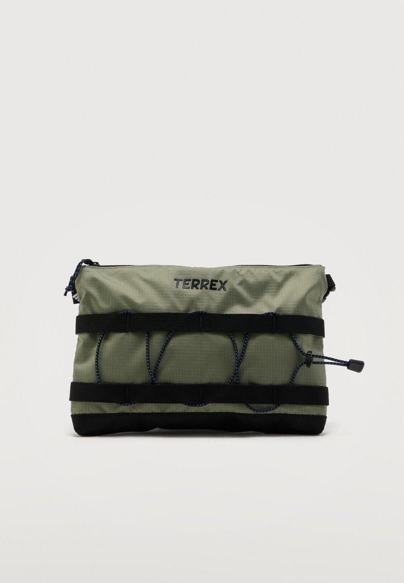 Ορθογώνια θήκη σε ελιά πράσινο με μαύρα λουράκια και μπλε κορδόνια, με τη μάρκα «TERREX», και επάνω κλείσιμο με φερμουάρ.
