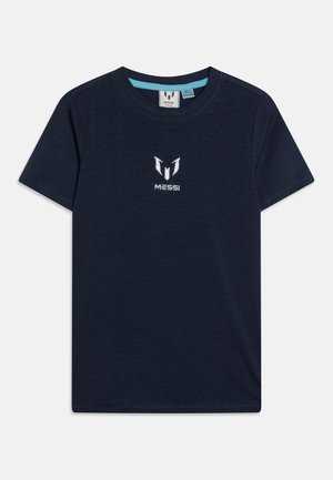 Navy zilas kokvilnas T-krekls ar īsām piedurknēm un apaļu kakla izgriezumu. Iezīmēts ar baltu izšūtu "M" logotipu un vārdu "MESSI" zem logotipa.