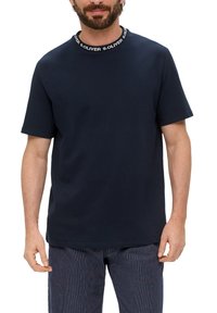 Granatowa koszulka z krótkim rękawem z okrągłym dekoltem, z czarno-białym logo na kołnierzyku. Wykonana z miękkiego materiału, w luźnym kroju.