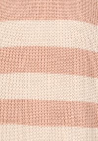 Pull en tricot avec des rayures horizontales en rose clair et crème. Texture douce avec un design décontracté. La partie supérieure présente un tricot plus serré.
