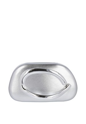 Bolso clutch metálico plateado liso con un gran asa ovalada pulida en la parte delantera.