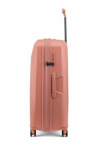 Hartschalenkoffer in sanftem Pfirsichfarbton, ausgestattet mit einem teleskopierbaren Griff, Reißverschlussverschluss, Seitengriff und vier schwarzen Rollen.