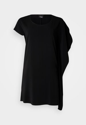 Rochie neagră cu mânecă scurtă, cu decolteu rotund, design fluid, material moale, hem asimetric și stil minimalist.