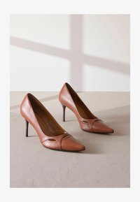 Atlasīts, tan brown