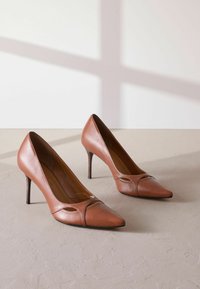 REGULAR FIT - SIGNATURE  CUTOUT DETAIL POINTED TOE - Obuv na vysokom opätku - tan brown
