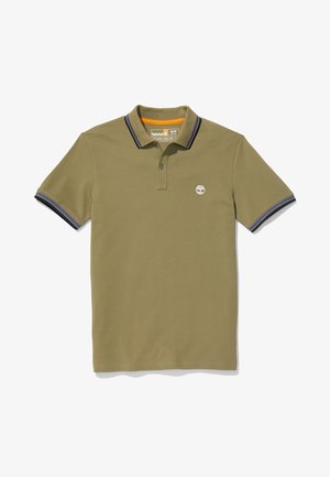 Camiseta tipo polo de algodón en color verde oliva. Presenta un cuello clásico, tapeta de dos botones y detalles acanalados en azul marino en las mangas. Pequeño logo en el pecho.