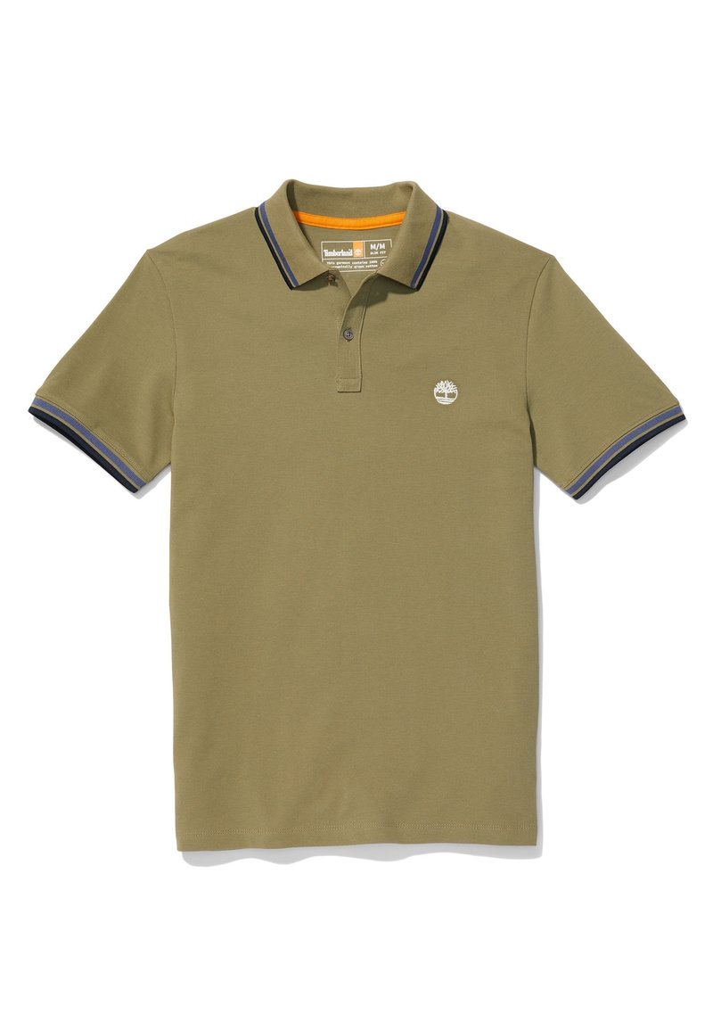 Polo vert olive en coton. Présente un col classique, une patte à deux boutons et des accents côtelés bleu marine sur les manches. Petit logo sur la poitrine.