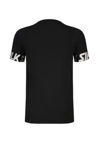T-shirt noir à manches courtes avec un large texte blanc imprimé autour des deux poignets de manches, vu de dos.