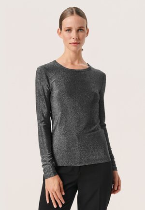 Sort langærmet skjorte med en shimmer-effekt, rund halsudskæring og tætsiddende design. Stoffet fremstår glat med en let stræk.