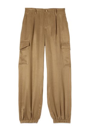 Brązowe spodnie typu cargo z kieszeniami z patkami po bokach, elastycznymi mankietami, zapinane na guziki z przodu oraz z pętlami na pasek.
