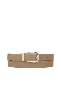 Tanleren riem met een gouden metalen gesp, met een gladde textuur, vijf gaatjes voor aanpassing en contrasterende stiksels.