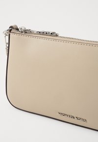 MICHAEL Michael Kors EMPIRE CHAIN POUCHETTE - Handbag - light sand