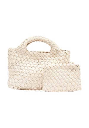 Borsa in crema intrecciata con manico superiore arrotondato e una pochette abbinata più piccola. Entrambi presentano un design testurizzato e stratificato con una finitura liscia.