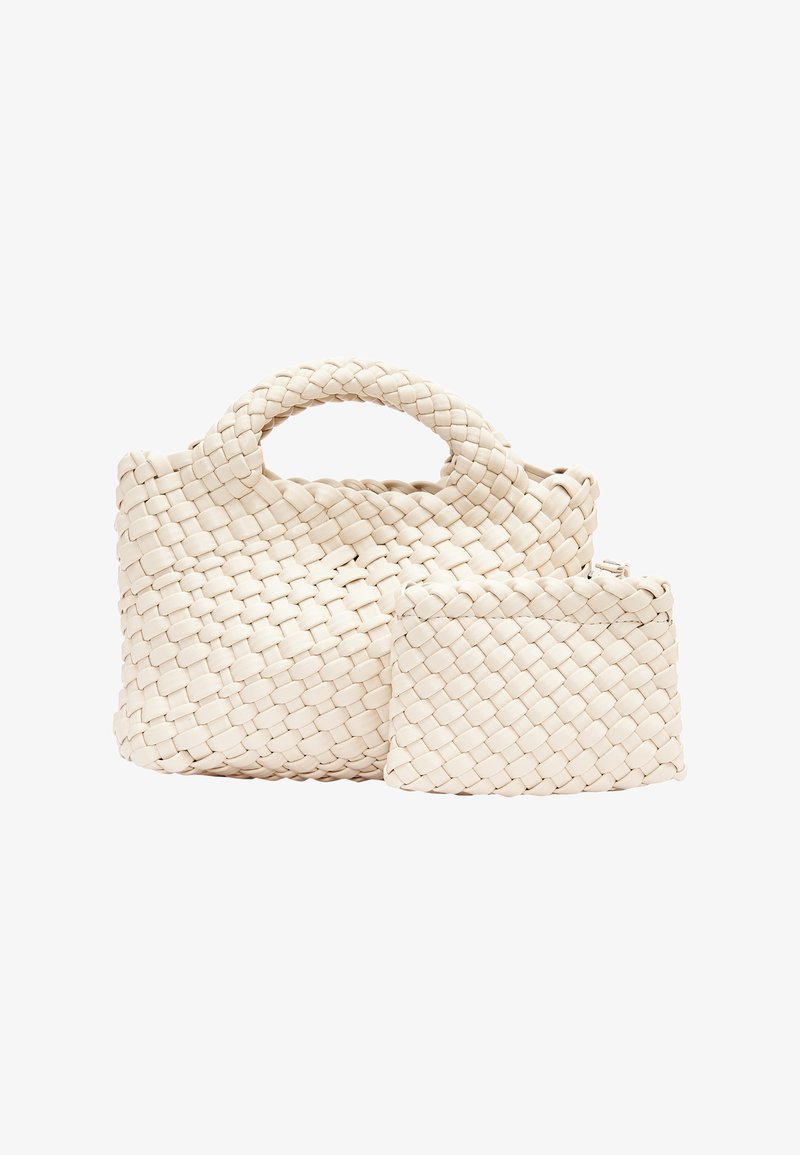 Woven krémová kabelka s zaobleným držadlem a menším odpovídajícím pouzdrem. Obě mají texturovaný, vrstvený design a hladký povrch.