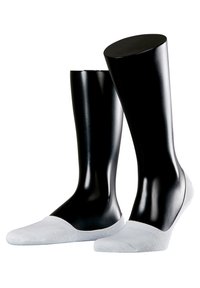 Twee donkere mannequins tonen lichtgrijze no-show sokken met een gladde textuur en een ronde teen. Minimalistisch ontwerp en lage snit.