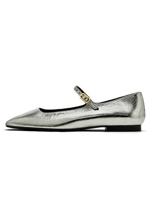 Chaussure plate Mary Jane argentée métallique pointue avec une fine bride et une petite boucle dorée sur fond blanc.