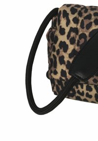 Borsa in tessuto con stampa leopardata e manico nero testurizzato. Presenta una forma morbida e arrotondata con dettagli neri a contrasto sul manico.
