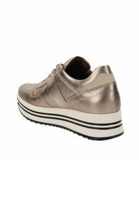 Metallic roségold Sneaker mit glatter Textur, runder Form und kontrastierender schwarz-weißer gestreifter Sohle. Schnürdesign mit gestickten Akzenten.