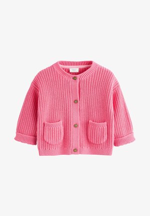 Jasnoróżowy dzianinowy kardigan z okrągłym dekoltem, z przodu zapinany na guziki, z dwoma naszytymi kieszeniami. Posiada ściągacze przy mankietach oraz fakturowany materiał.