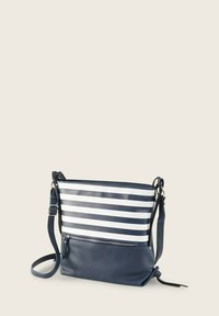 Bolso bandolera a rayas en azul marino y blanco con un acabado en cuero texturizado, correa ajustable y un bolsillo frontal con cremallera.