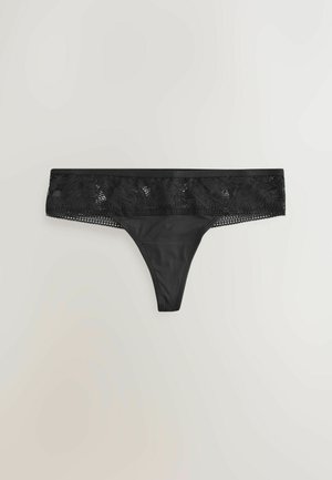 Fekete tangapanty, melynek széles csipkés derékrésze virágmintákkal díszített, sima anyagból készült teste van, és vékony pántos oldalai az egyszerű, letisztult megjelenést biztosítják.