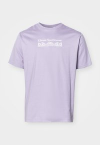 Gaiši purpursarkans T-krekls, kas izgatavots no mīkstas kokvilnas, ar īsām piedurknēm un apkakli, ar baltu "Ellesse Sportswear" logotipu, kas drukāts uz priekšpuses.