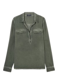 Camisa de manga larga verde oliva hecha de una tela suave, con cuello, dos bolsillos en el pecho y una tapeta de botones. Detalles de borde sin terminar.