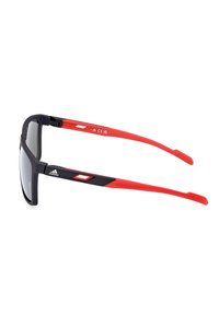 Slunční brýle s černým rámem a červenými stranami, s šedými skly, elegantním designem a zapuštěnými detaily po stranách.