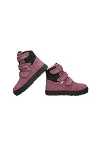 Bottes ankle en daim rose avec des accents en mesh noir, trois sangles Velcro et une semelle en caoutchouc noir avec un profil texturé.