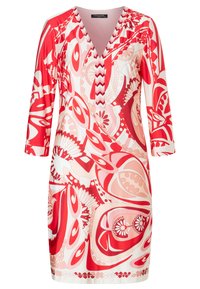Rode en roze gestippelde jurk met een V-hals, driekwart mouwen en ingewikkelde ontwerpen met bloem- en geometrische motieven. Soepele stof.