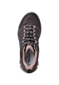 Graue und rosa Sportschuhe mit einer strukturierten Oberseite, Mesh-Einsätzen, schwarzen Akzenten und gemusterten Schnürsenkeln. Logo auf der Innensohle sichtbar.
