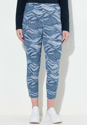 Blaue Leggings mit Muster, die Wellen- und Tierdruckdesigns aufweisen, aus einem weichen Material gefertigt, mit einer verkürzten Länge und einem elastischen Taillenbund.