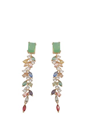 Orecchini in tono oro presentano un grande gioiello rettangolare verde nella parte superiore, circondato da un design a cascata di pietre multicolori e diamanti.
