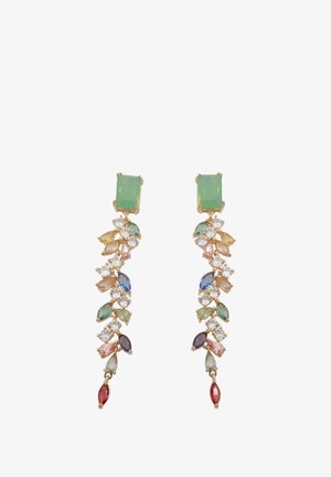 Orecchini in tono oro presentano un grande gioiello rettangolare verde nella parte superiore, circondato da un design a cascata di pietre multicolori e diamanti.